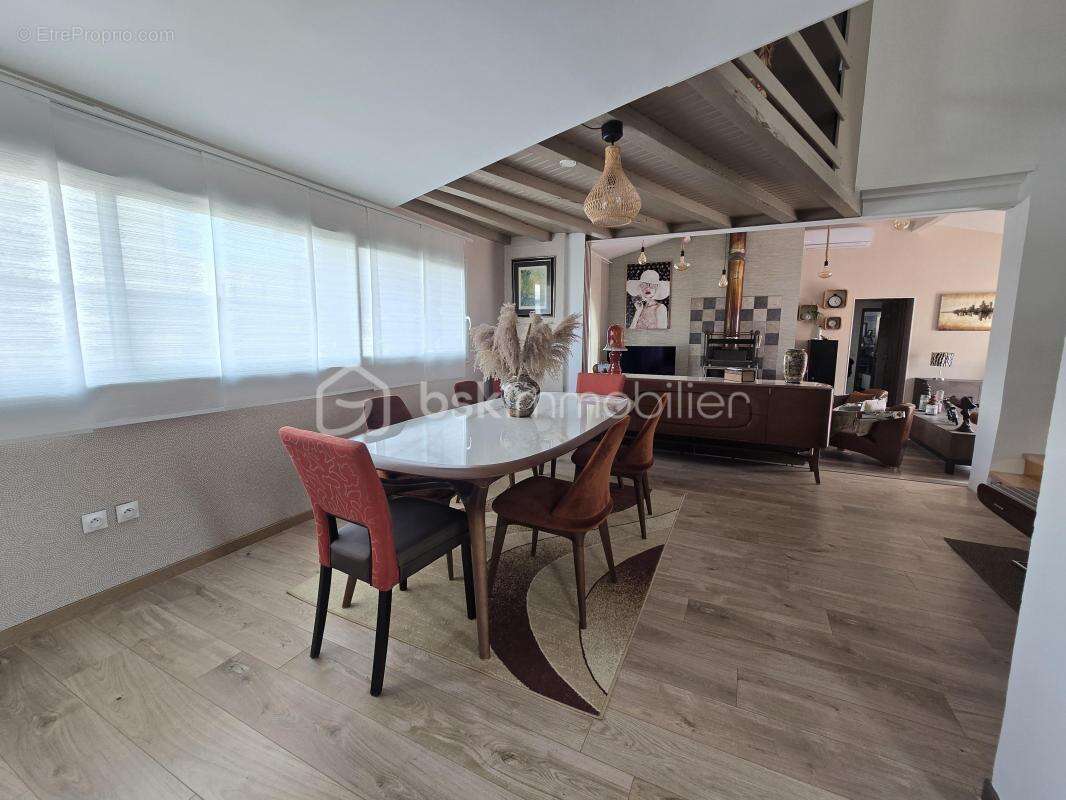 Maison à VIC-LA-GARDIOLE