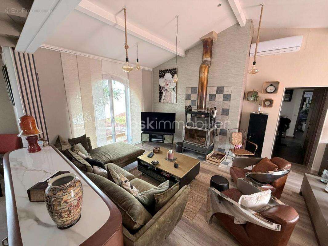 Maison à VIC-LA-GARDIOLE