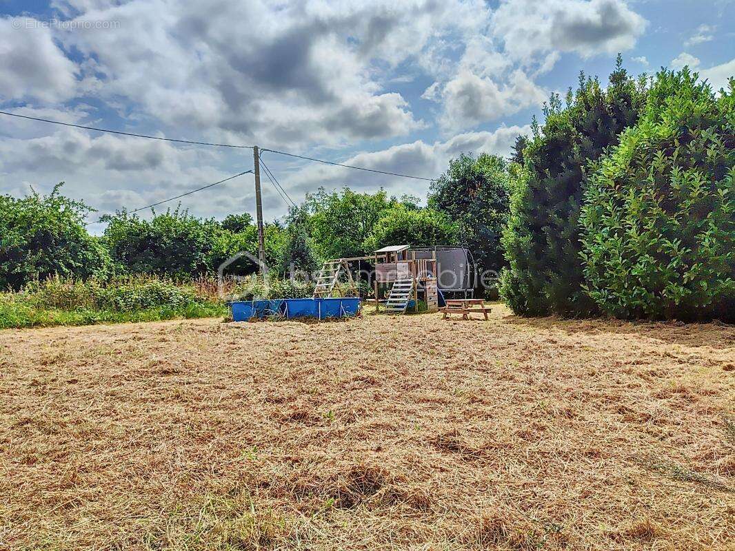 Maison à SAINT-ETIENNE-EN-COGLES