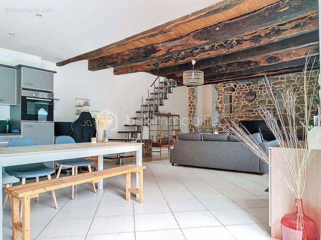 Maison à SAINT-ETIENNE-EN-COGLES