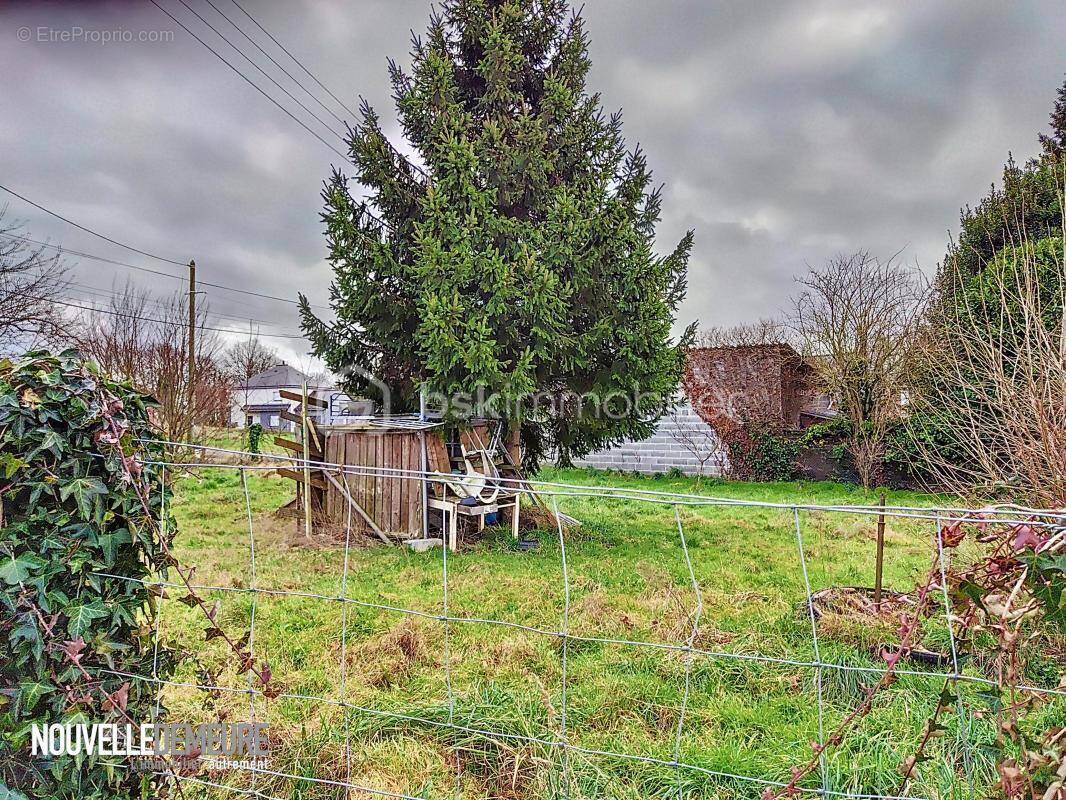 Terrain à SAINT-ETIENNE-EN-COGLES