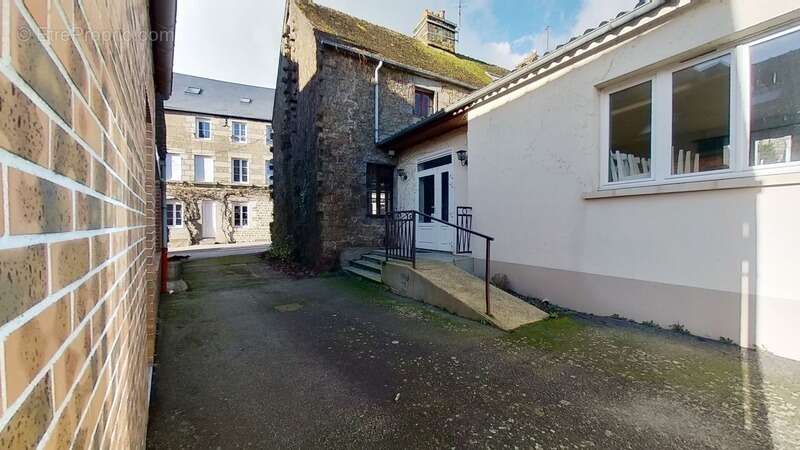 Commerce à CARROUGES