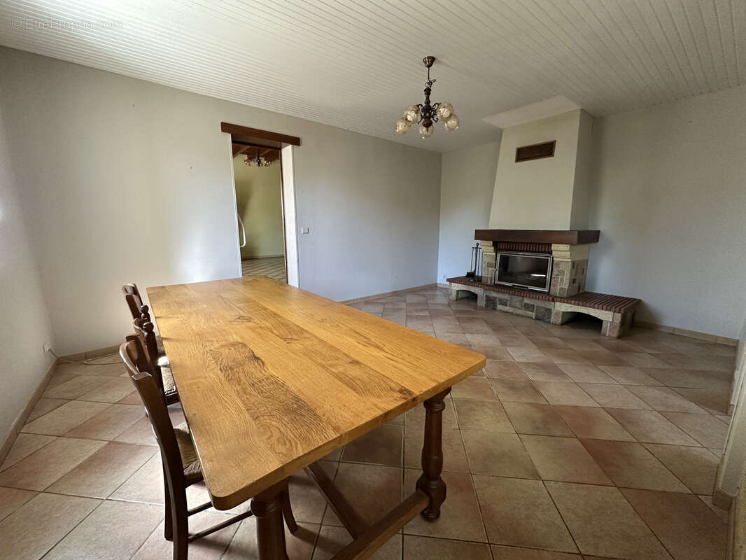 Maison à LA ROCHE-CHALAIS