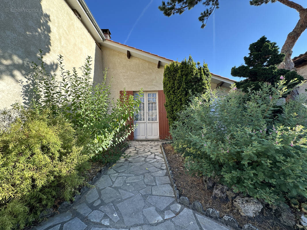 Maison à LA ROCHE-CHALAIS