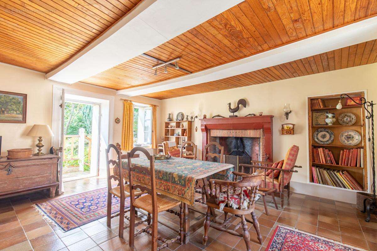 Maison à MONTALET-LE-BOIS