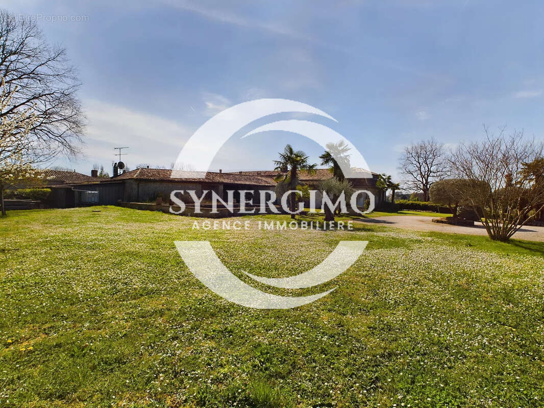 Maison à BONNEVILLE-ET-SAINT-AVIT-DE-FUMADIERES