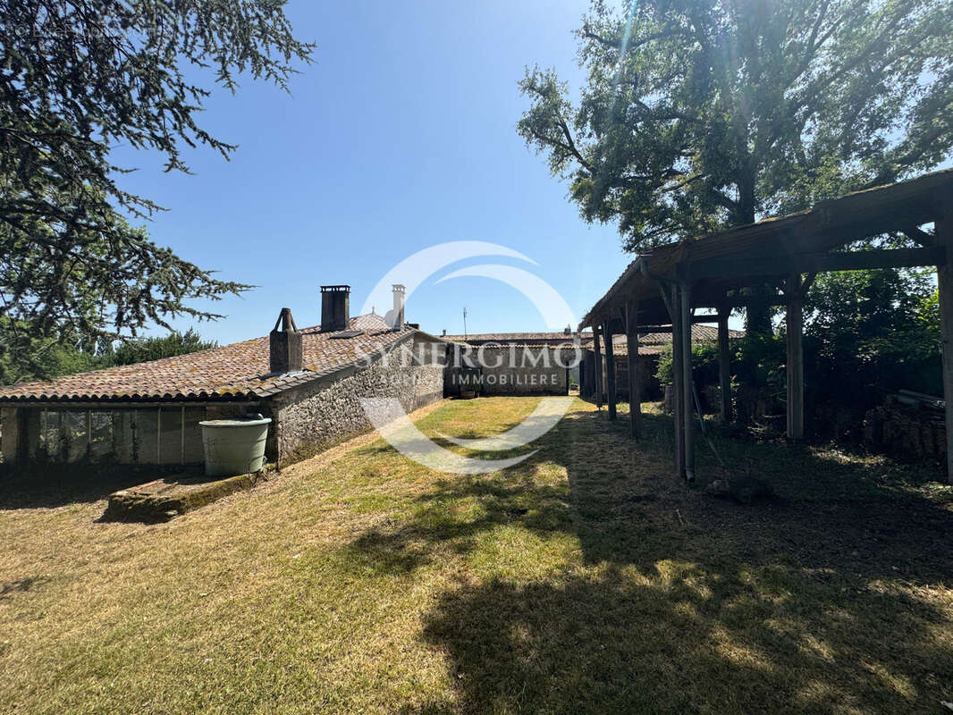 Maison à BONNEVILLE-ET-SAINT-AVIT-DE-FUMADIERES