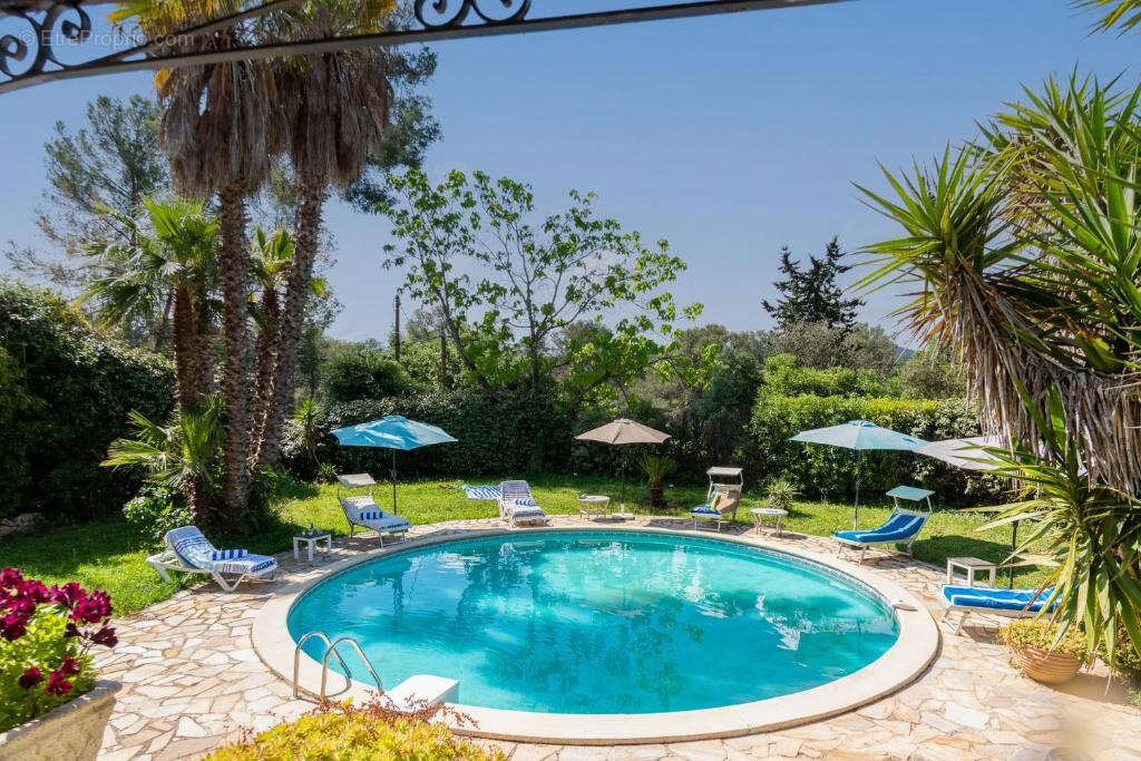 Maison à BAGNOLS-EN-FORET