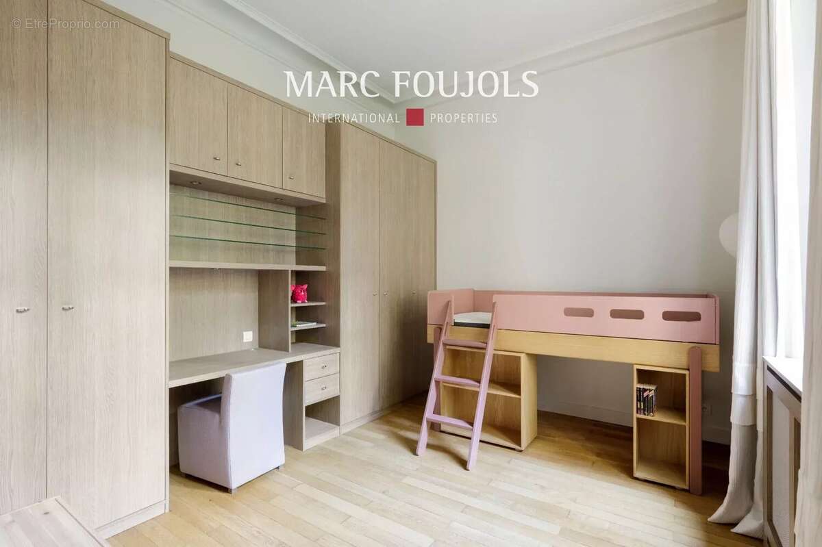 Appartement à PARIS-16E