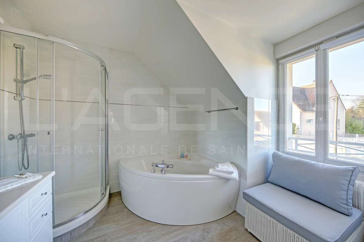 Maison à MAURECOURT