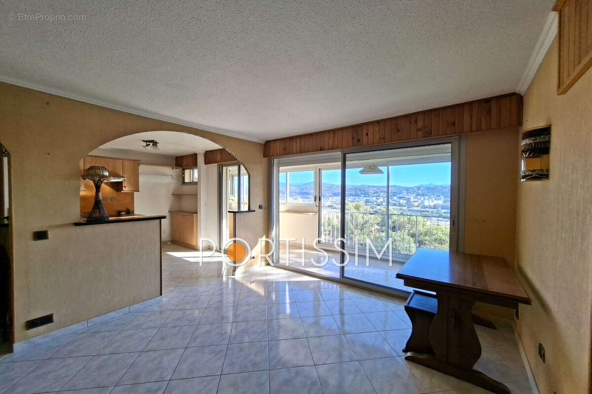 Appartement à SAINT-LAURENT-DU-VAR