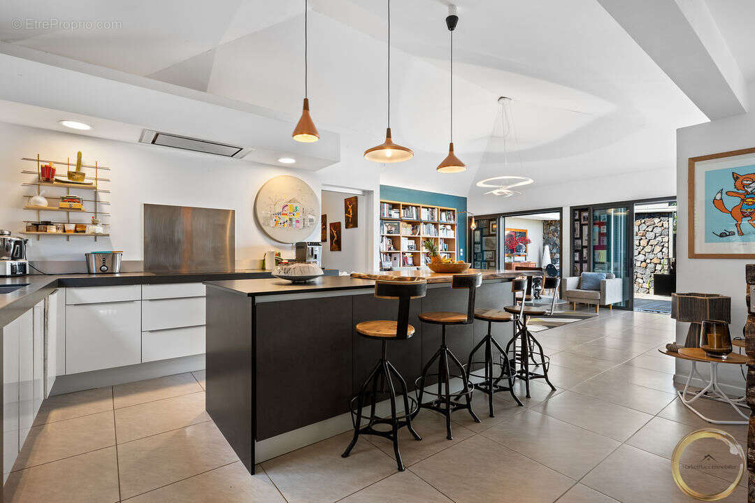 Cuisine équipé avec ilot central - Maison à SAINT-PAUL