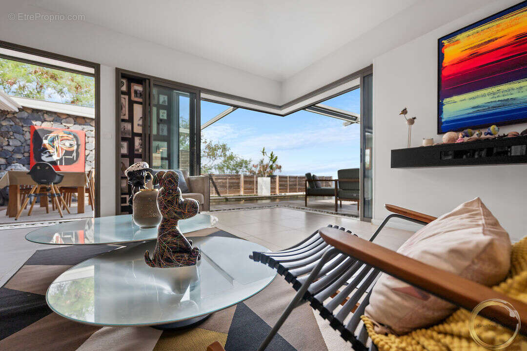 Salon vue dégagé sur piscine - Maison à SAINT-PAUL