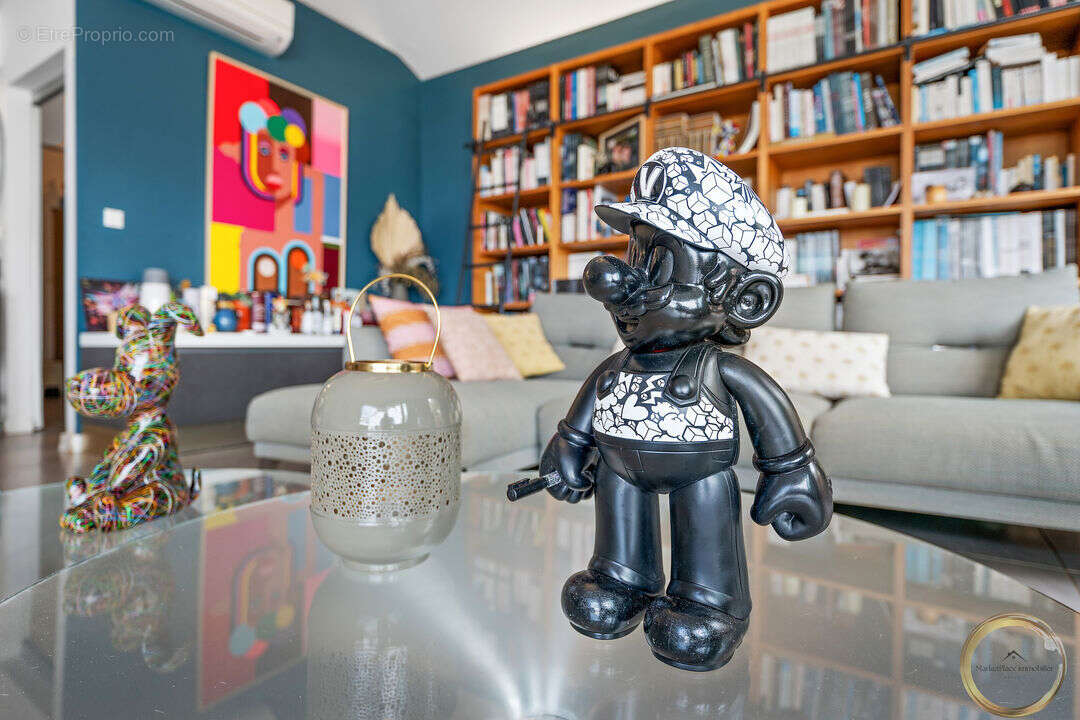 Salon vue sur bibliothèque  - Maison à SAINT-PAUL