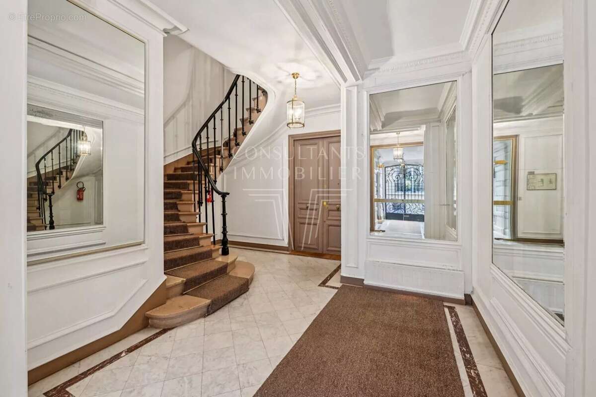 Appartement à PARIS-16E