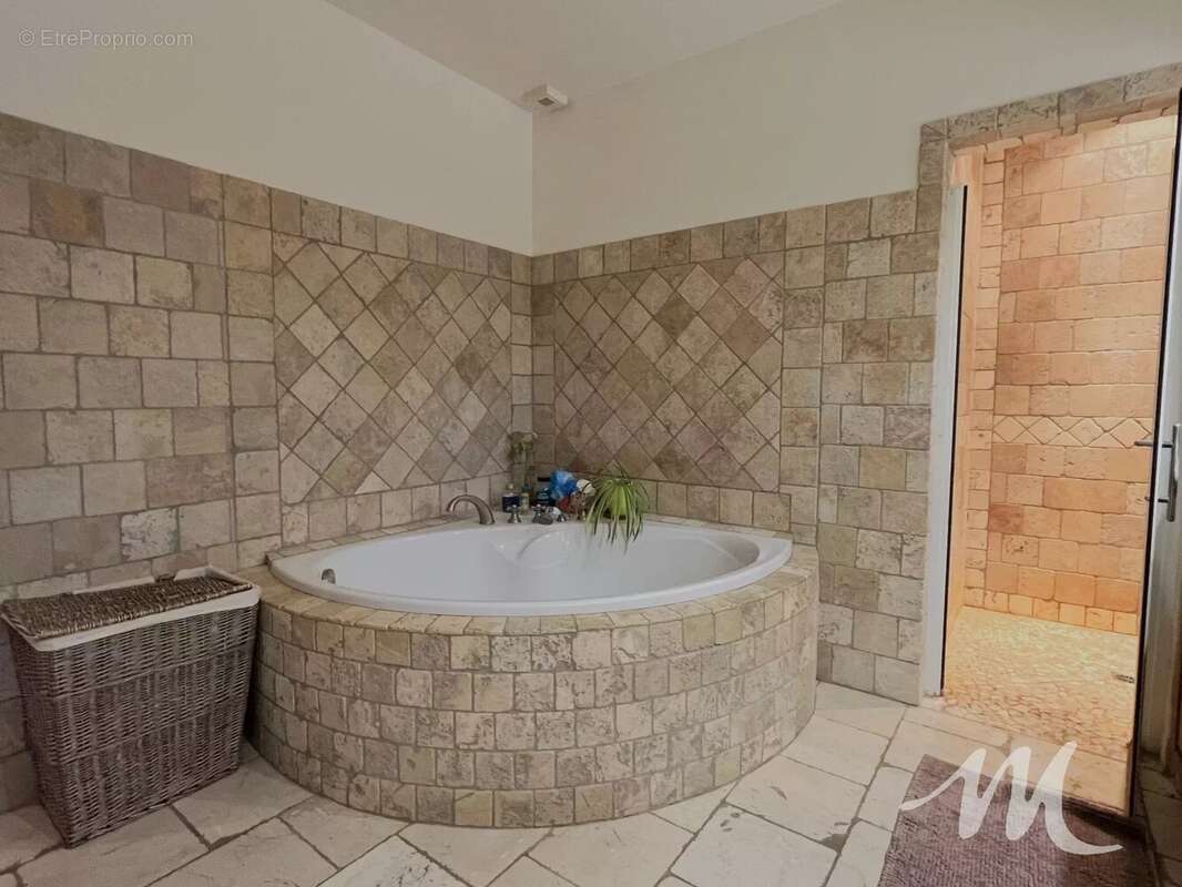 Maison à FOX-AMPHOUX