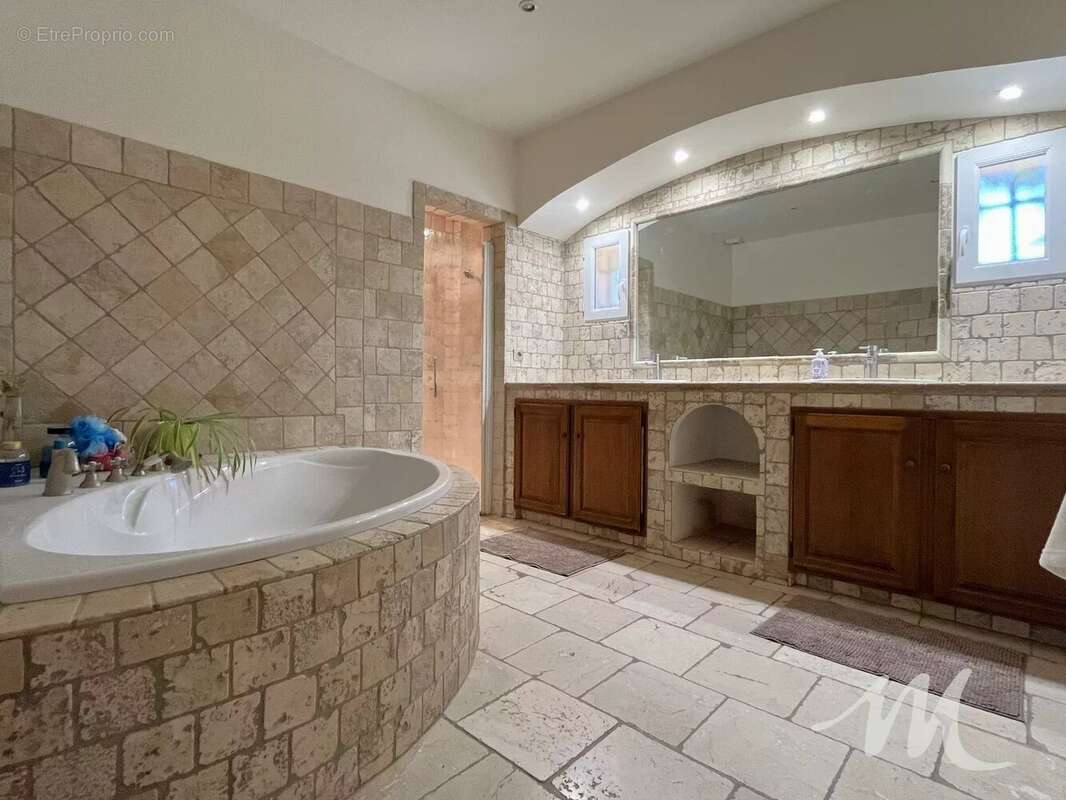 Maison à FOX-AMPHOUX