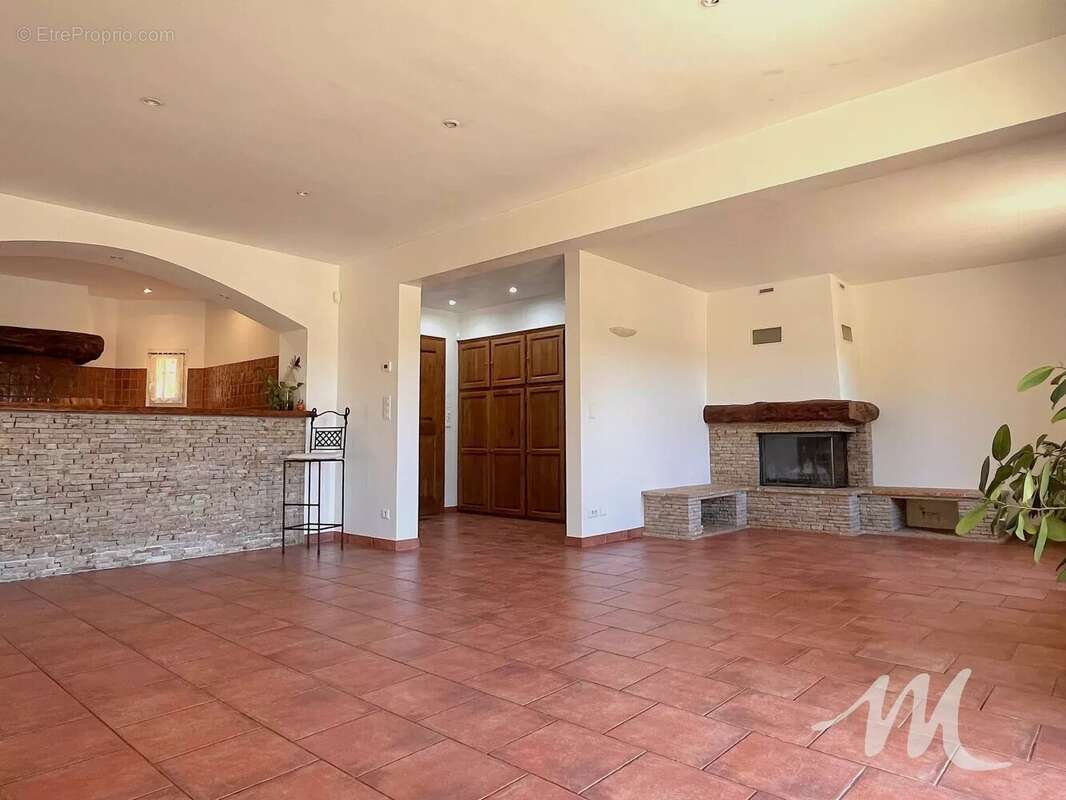 Maison à FOX-AMPHOUX