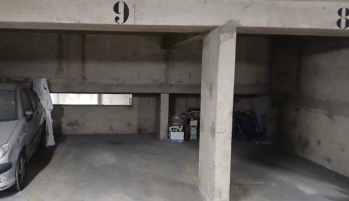 Parking à PARIS-18E