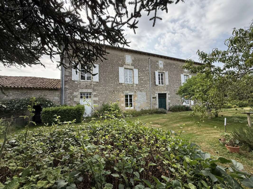 Maison à VIEUX-RUFFEC