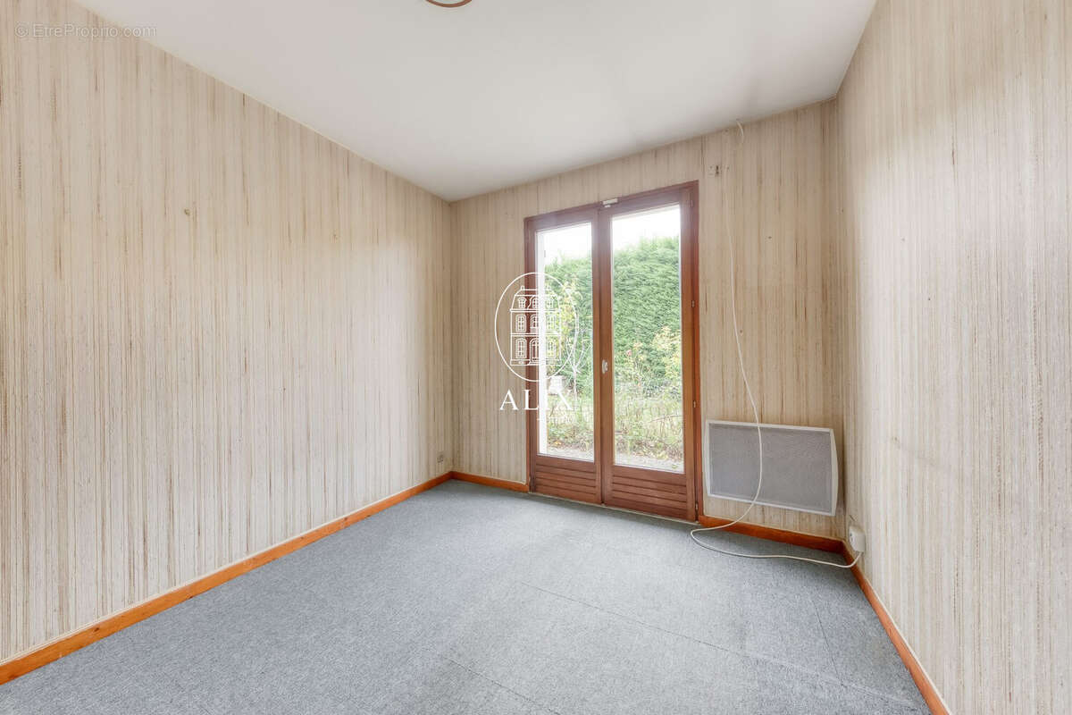 Chambre du rez-de-chaussée - Maison à VILLEJUST