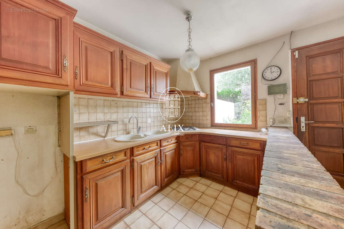 Cuisine ouverte sur le salon - Maison à VILLEJUST