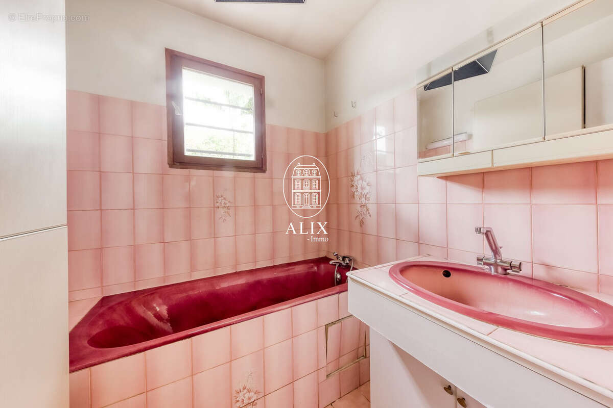 salle de bain du rez-de-chaussée - Maison à VILLEJUST