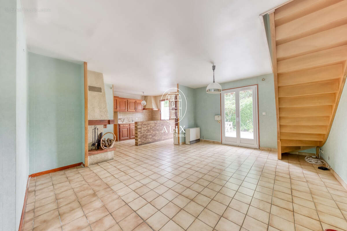 Salon salle à manger - Maison à VILLEJUST