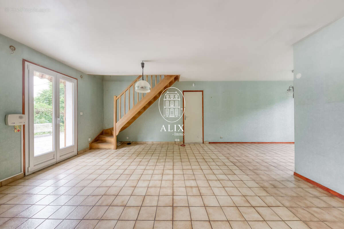 Salon/ salle à manger - Maison à VILLEJUST