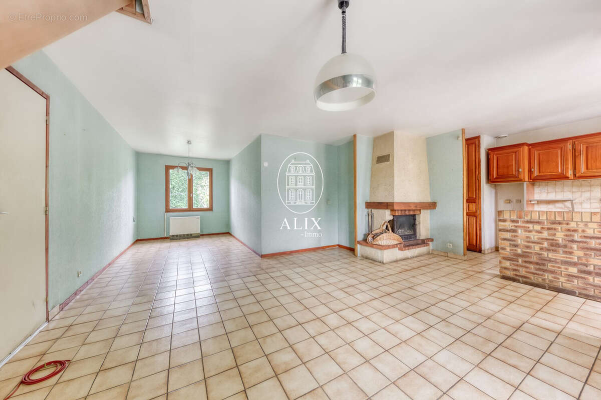 Salon/salle à manger - Maison à VILLEJUST