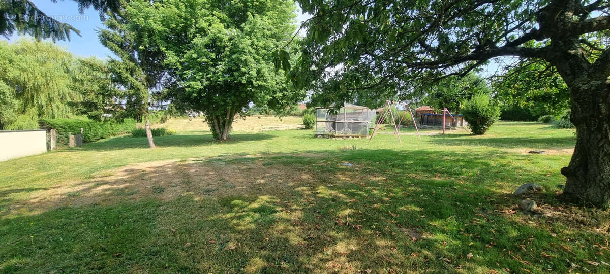 Maison à CHAZELLES-SUR-LYON
