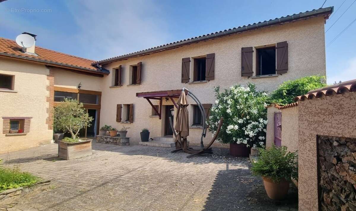 Maison à CHAZELLES-SUR-LYON