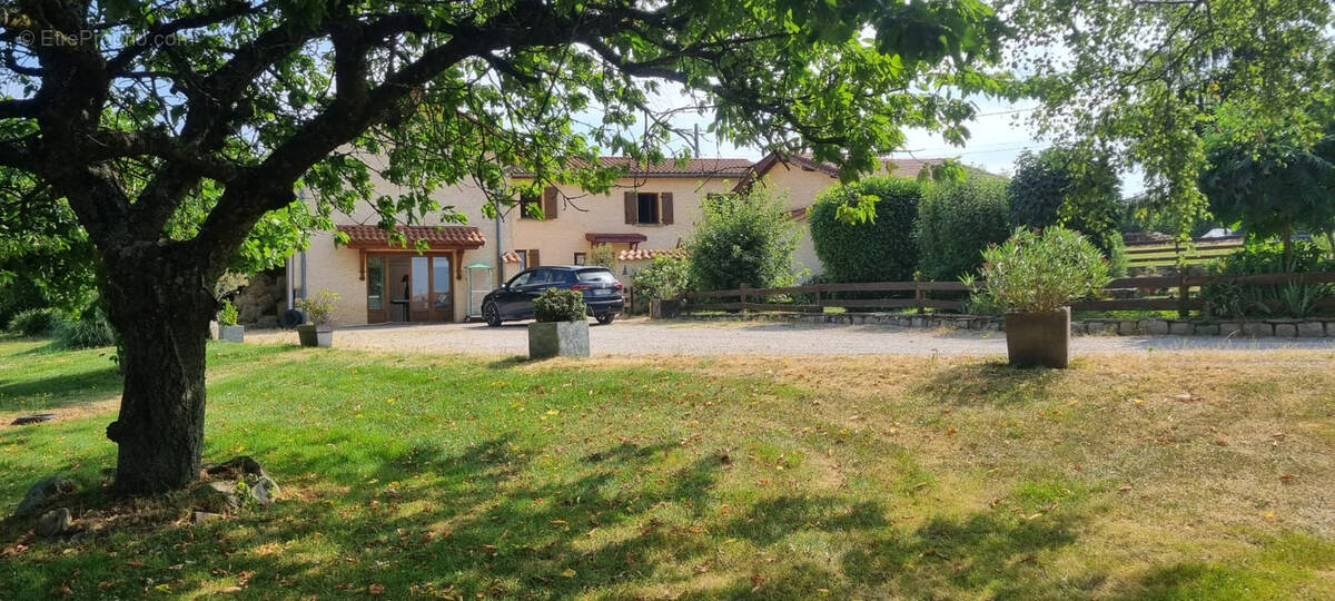 Maison à CHAZELLES-SUR-LYON