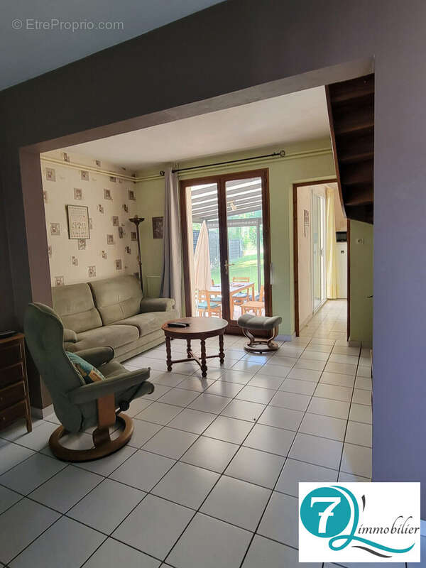 Salon donnant sur véranda - Maison à CHATILLON-LE-DUC