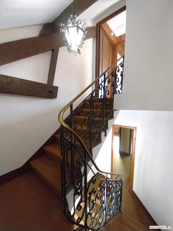 ESCALIER CENTRALE - Maison à MONTBONNOT-SAINT-MARTIN