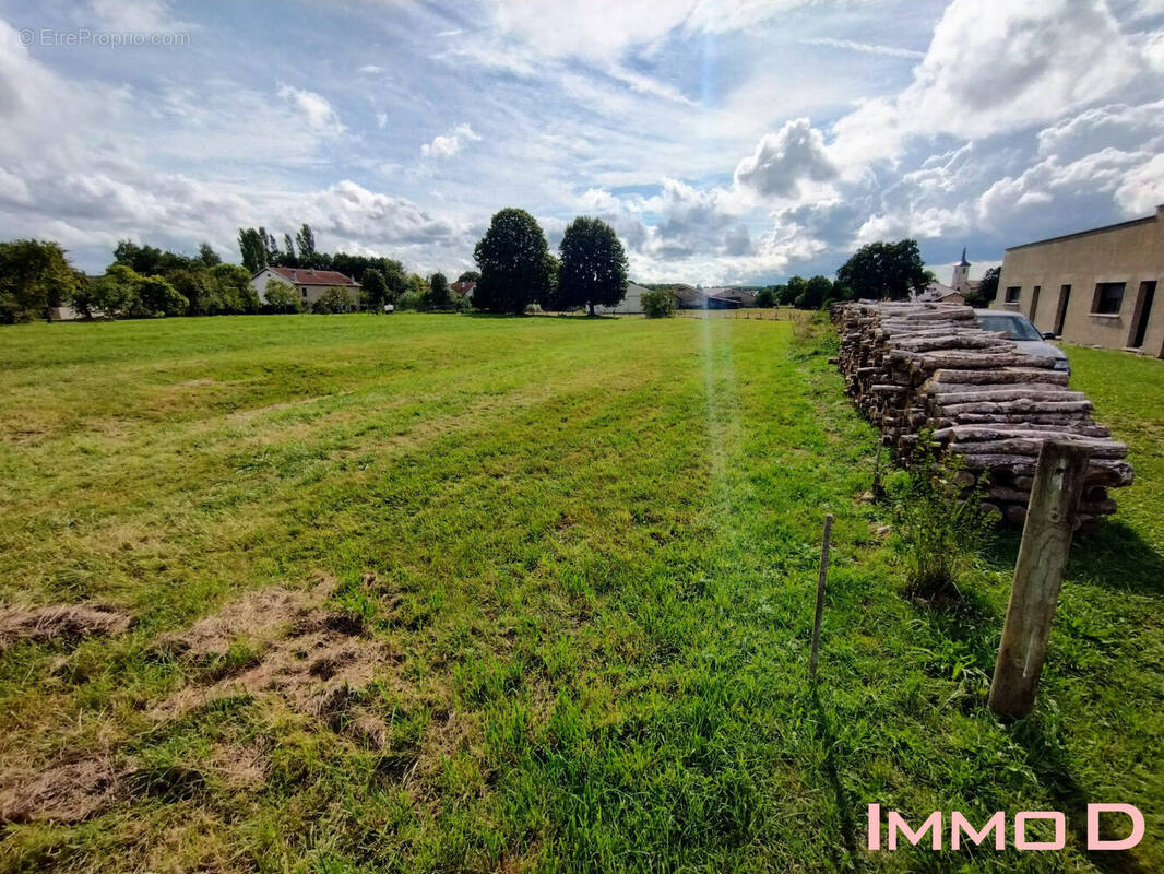 Terrain à GUGNECOURT
