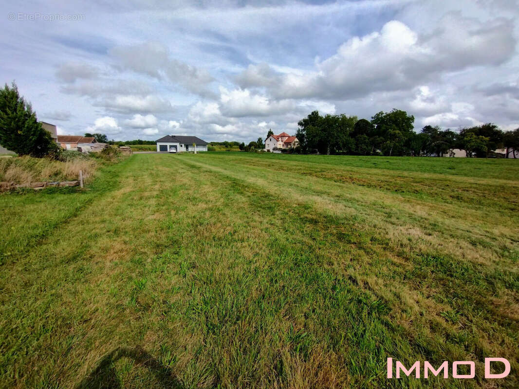 Terrain à GUGNECOURT