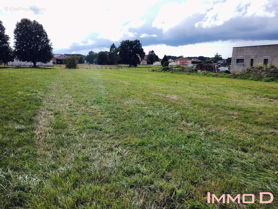 Terrain à GUGNECOURT