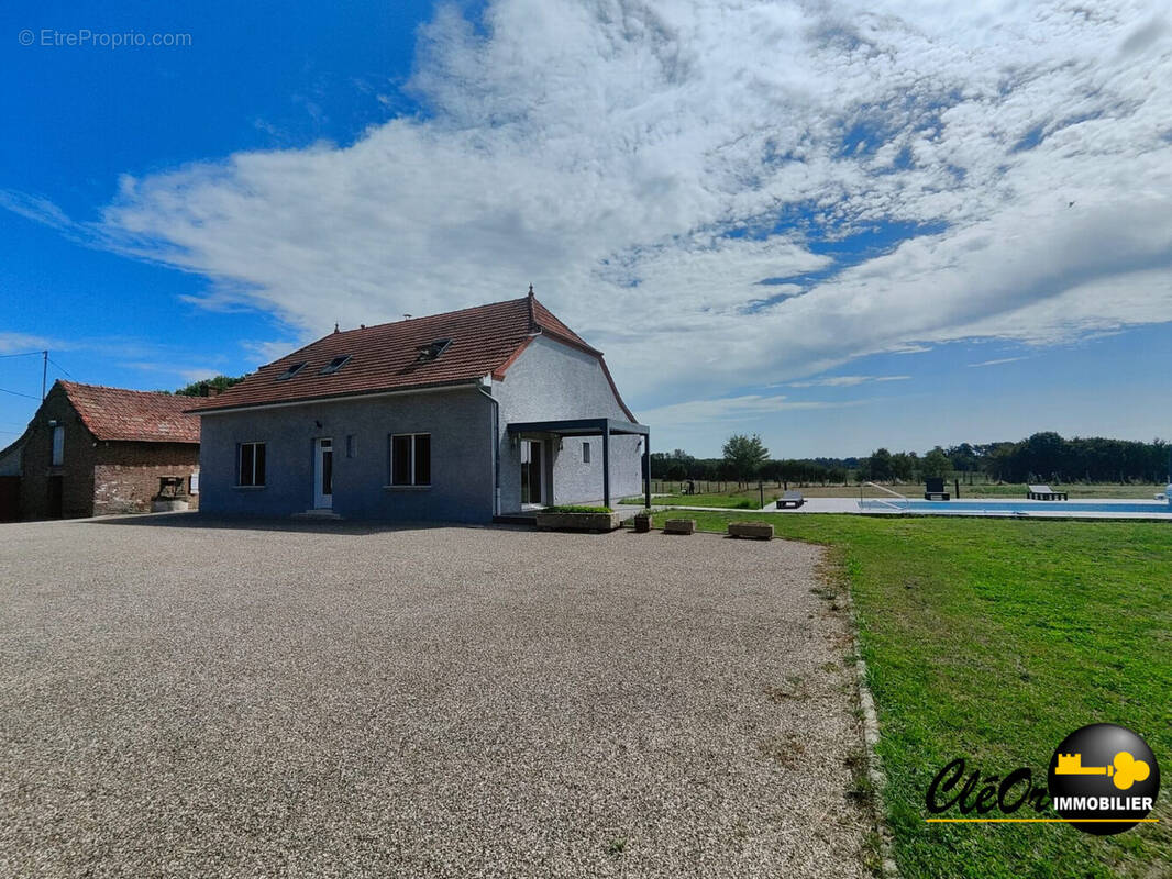 Maison à LA CHAPELLE-SAINT-SAUVEUR