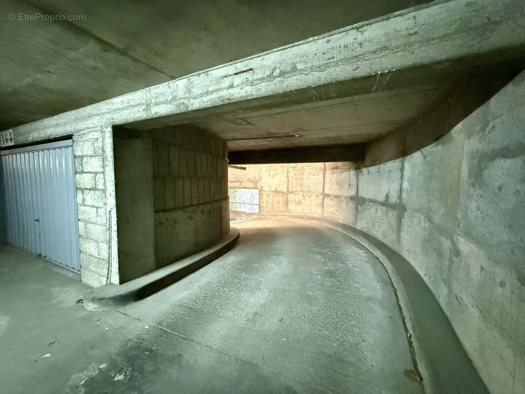 Parking à PARIS-12E