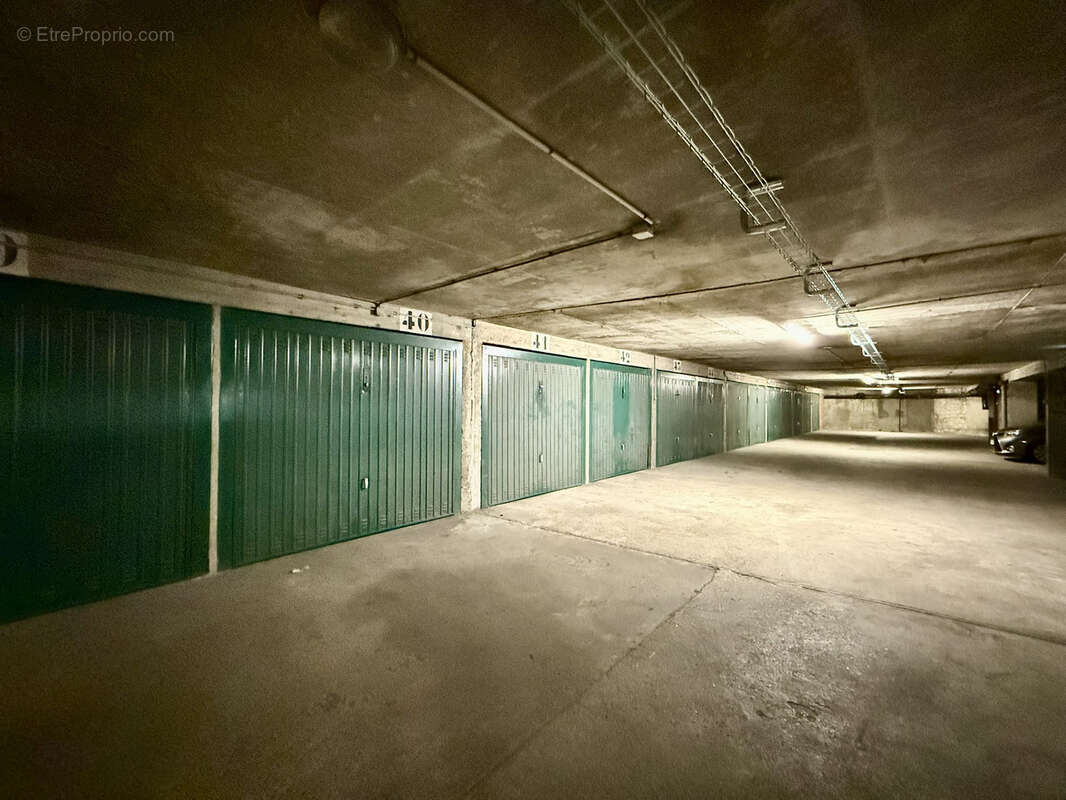 Parking à PARIS-12E