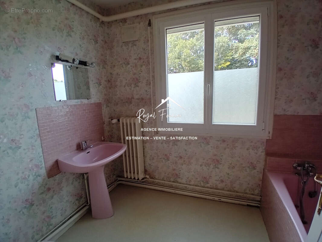 Etage : salle de bains  - Maison à DESCARTES