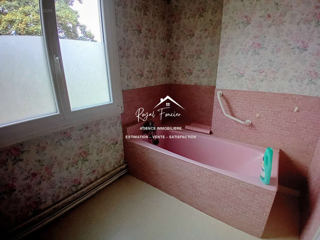 Salle de bains spacieuse - Maison à DESCARTES