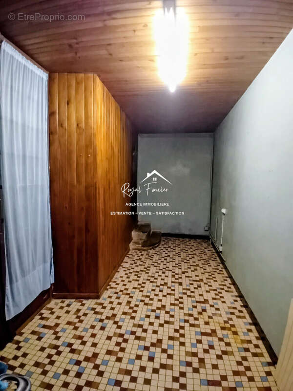 Arrière cuisine avec cellier  - Appartement à LA ROCHE-POSAY