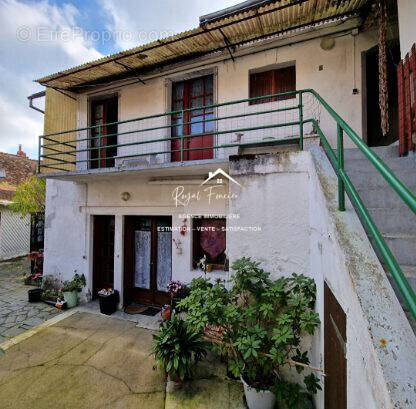 Immeuble de 210 m2 hab avec un local commercial  - Appartement à LA ROCHE-POSAY