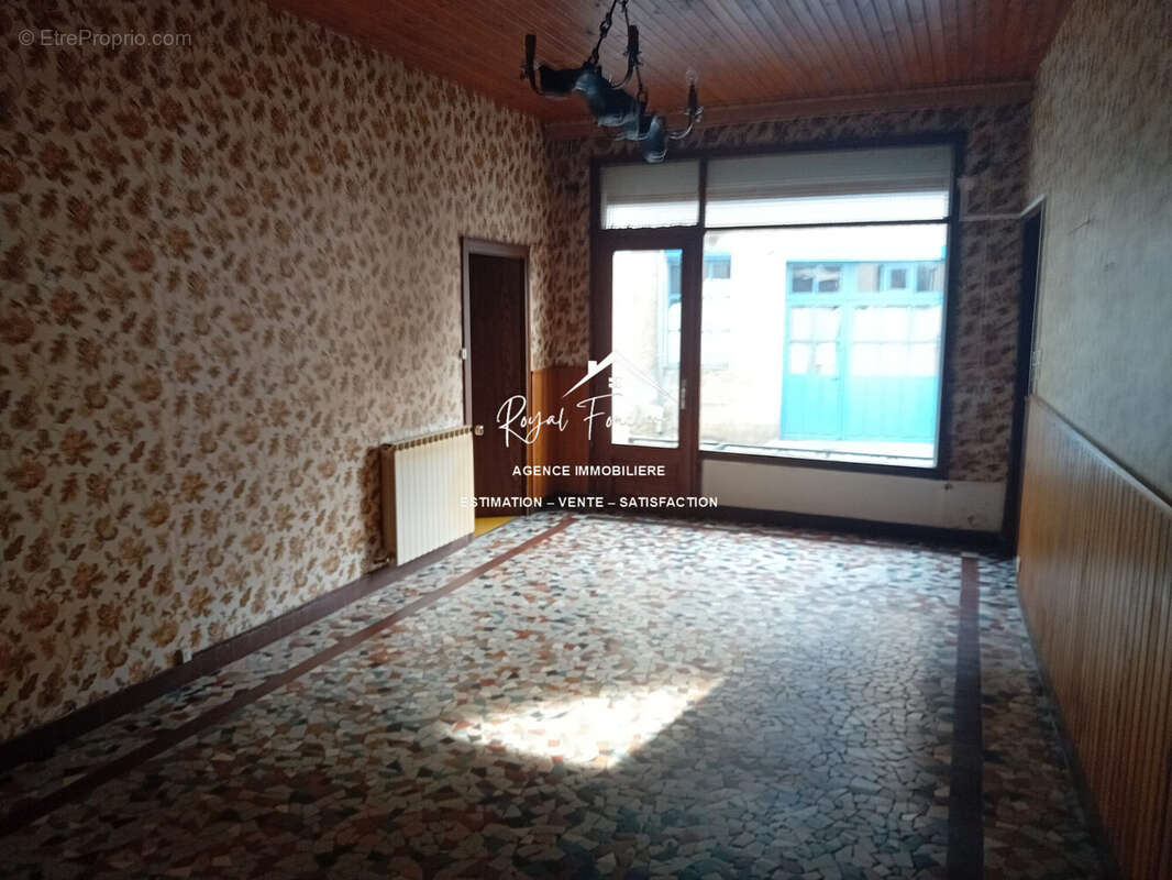 Local commercial avec vitrine  - Appartement à LA ROCHE-POSAY