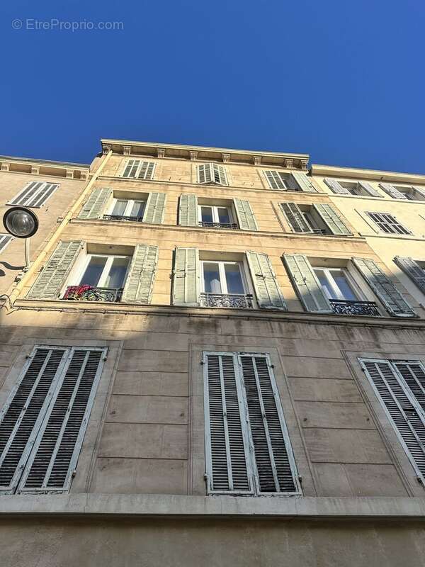 Façade immeuble  - Appartement à MARSEILLE-5E