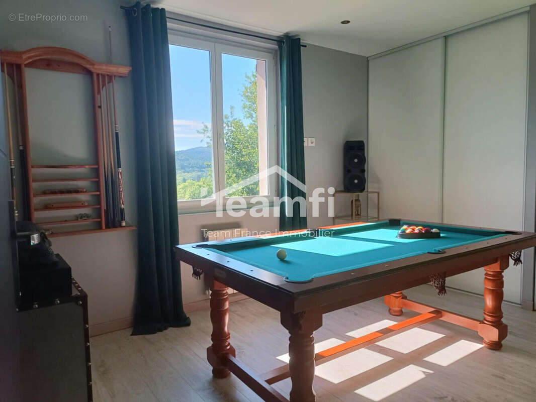 Chambre 1 Appartement Etage - Maison à SAINT-JUST-EN-CHEVALET