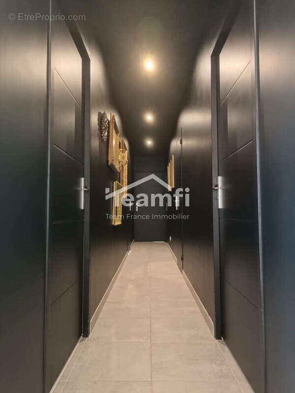 Couloir Appartement Etage - Maison à SAINT-JUST-EN-CHEVALET