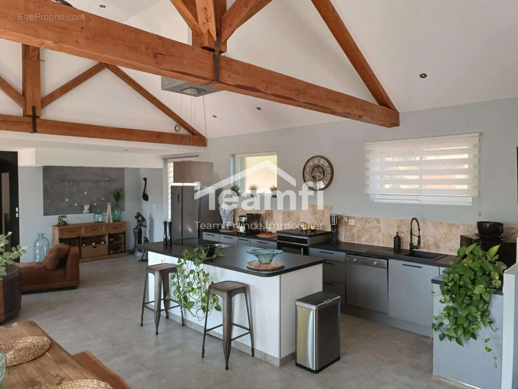 Cuisine Appartement Etage - Maison à SAINT-JUST-EN-CHEVALET